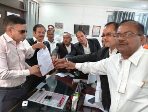 जिला अधिवक्ता संघ ने मंडलायुक्त को सौंपा ज्ञापन, खनन पर प्रतिबंध की मांग